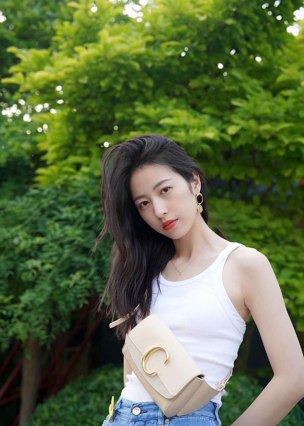 明星写真:清丽乖巧,宝藏女孩——周雨彤