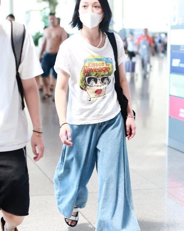 “周公子”周迅又任性走机场,穿白T恤配超宽阔腿裤,素颜更有范__财经头条