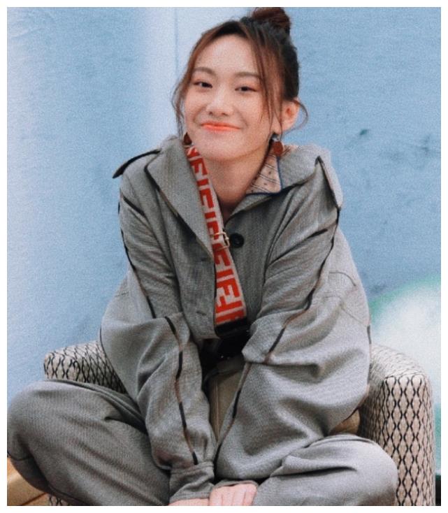 闫妮女儿晒照,邹元清滤镜下美出新高,颜值终看出父亲基因