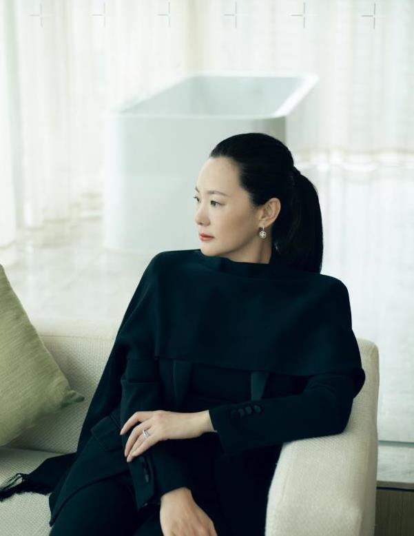 咏梅哪像年过半百的人,西装配拖地长裙,一身藏不住的精致感|咏梅|气质