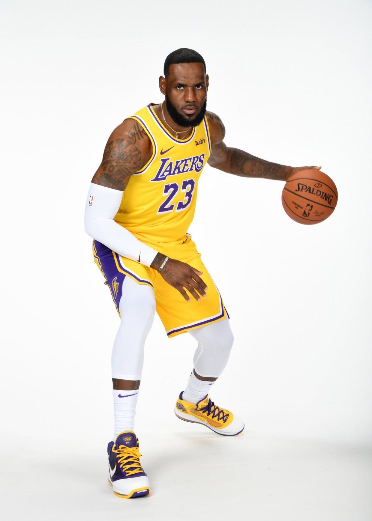 nba精选图集:湖人拍摄新赛季写真 詹姆斯领衔出镜!