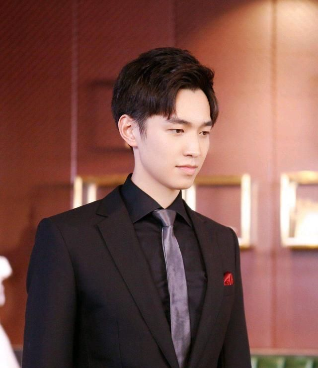 《炮灰攻略》中的男主还是还很帅的,严禹豪的现代装很有特点_高清图集