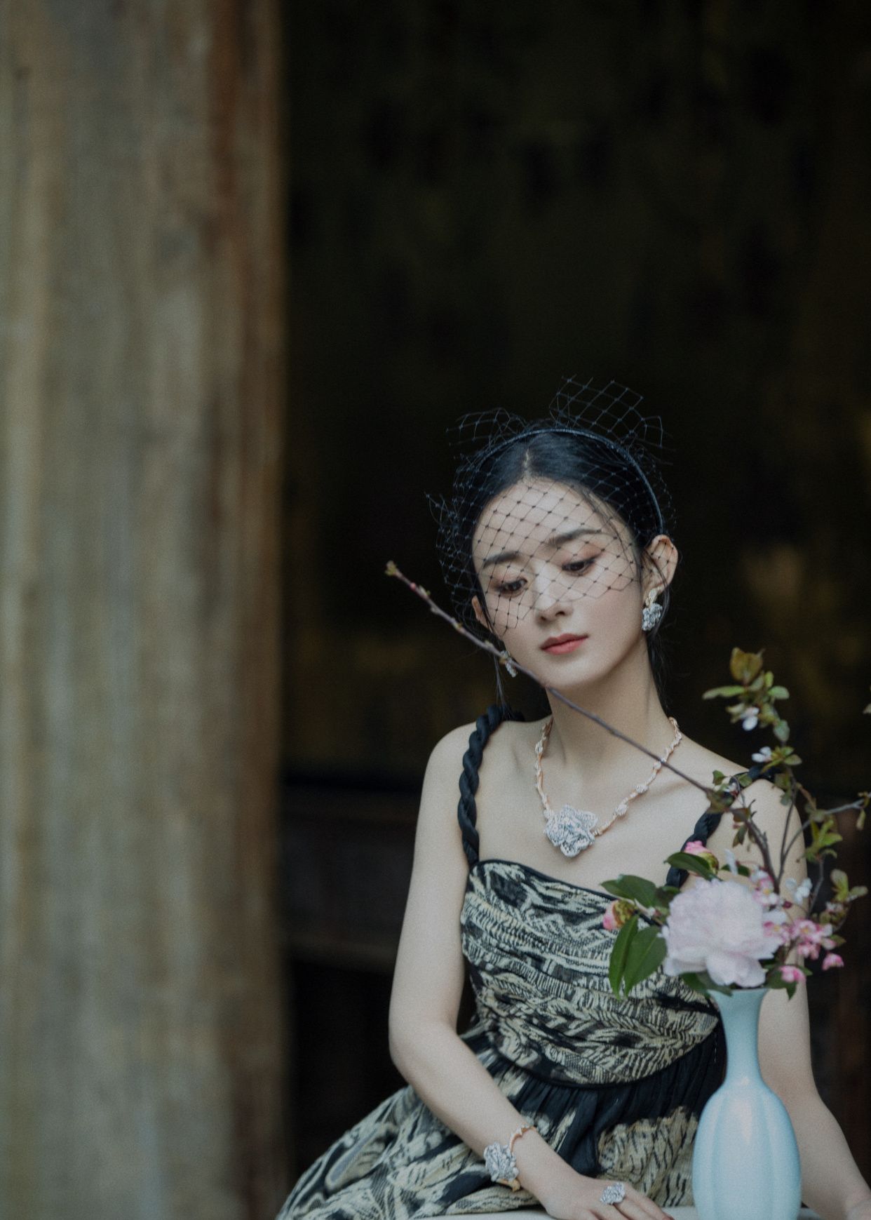 赵丽颖复古造型,网纱遮面最有神秘感__财经头条