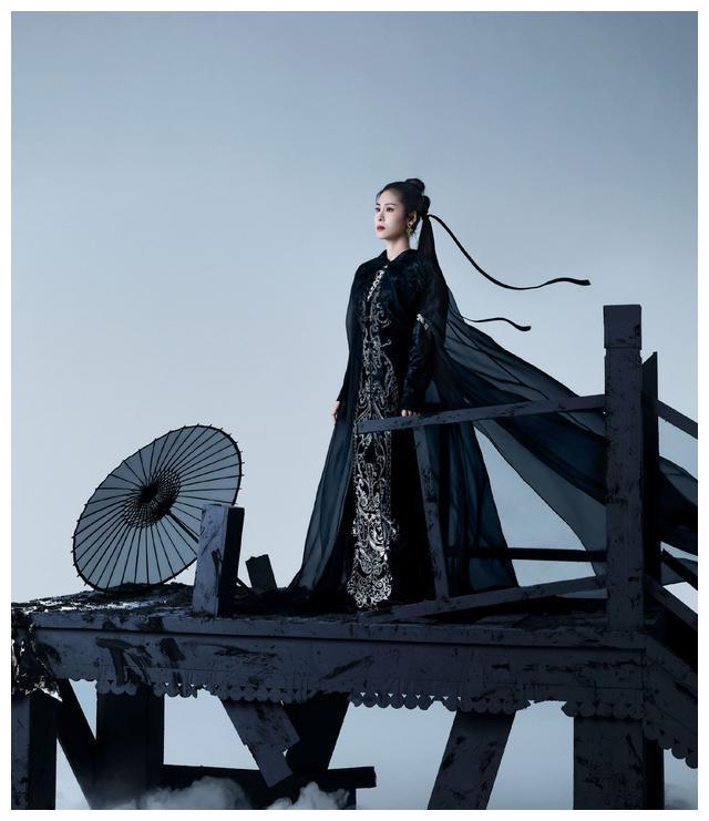 穿黑纱裙配斗笠效果尽显女侠风