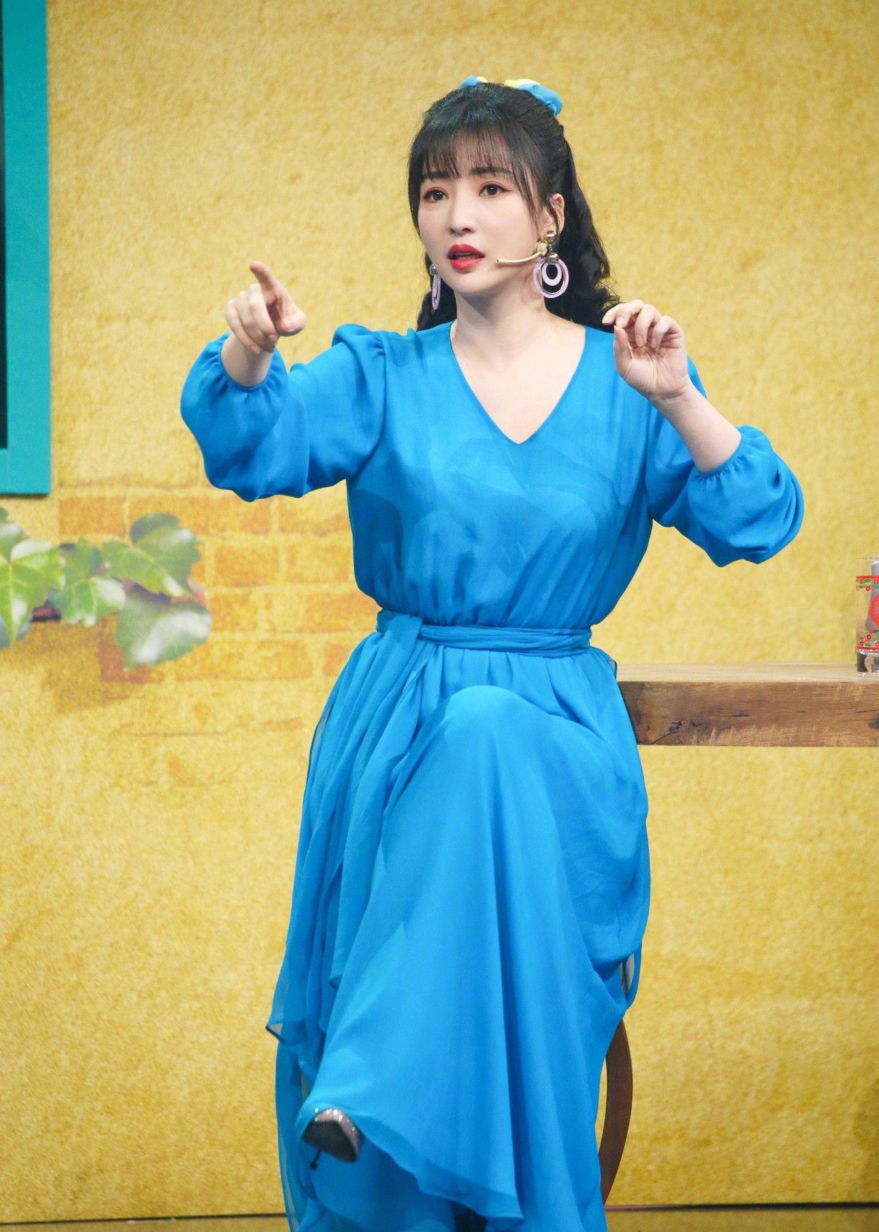 柳岩综艺提及爸爸的西装,眼泛泪花_高清图集_新浪网