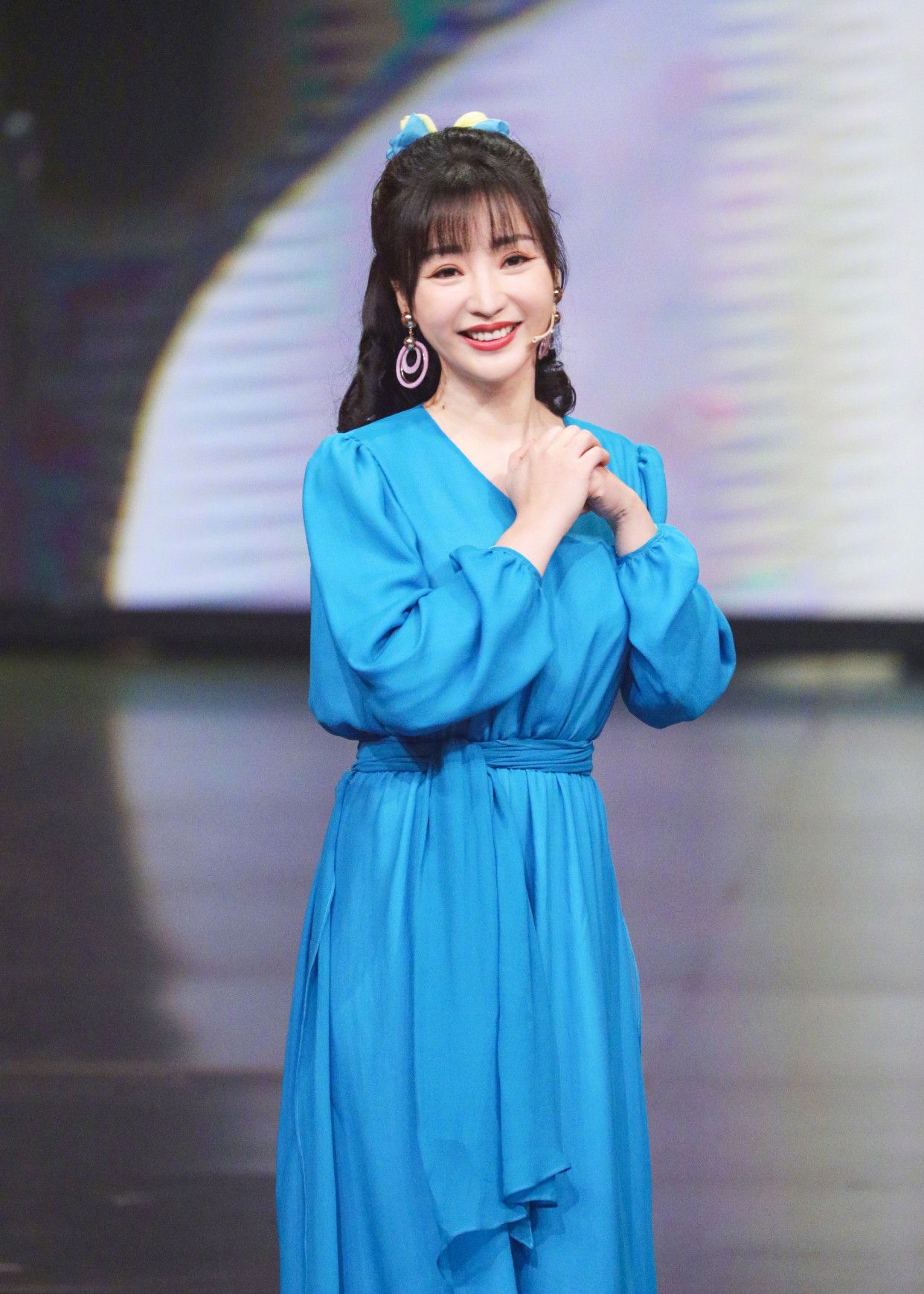 柳岩综艺提及爸爸的西装,眼泛泪花_高清图集_新浪网