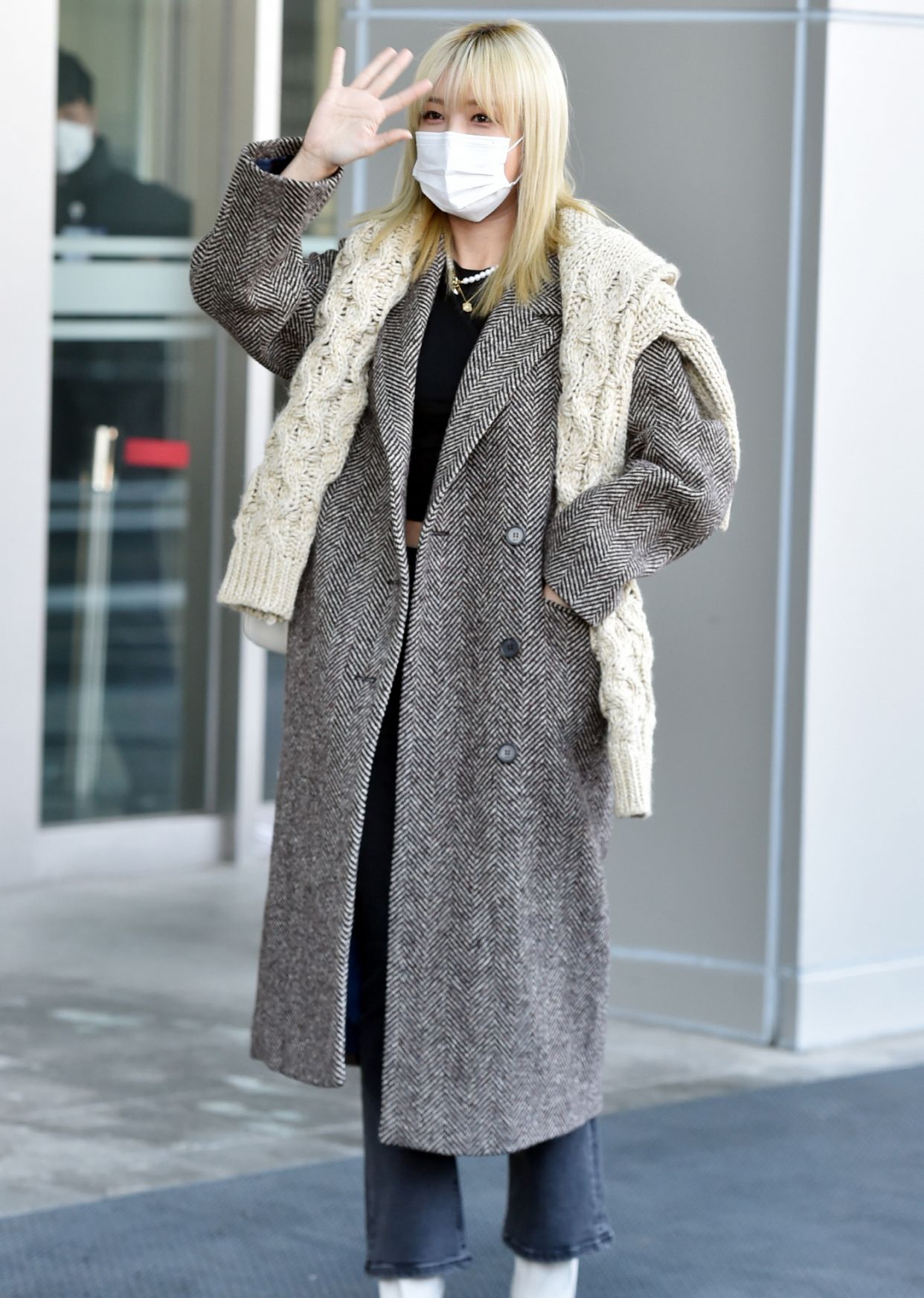 wondergirls婑斌大衣配牛仔裤美得不一般毛衣变成了披肩