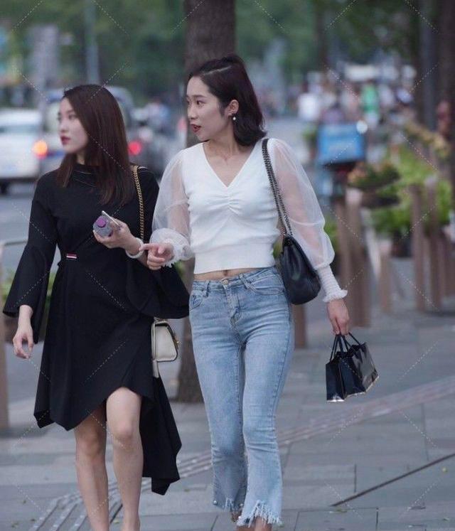 白色网纱上衣配七分鱼尾裤,知性优雅,女人味十足