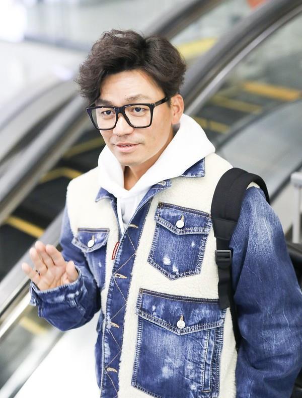 王宝强穿白帽衫搭羊羔绒外套休闲不失时尚感,戴黑框眼镜文艺满满