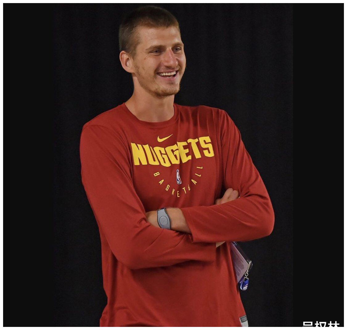 真瘦了!约基奇复赛第一次训练曝光,腹部平坦脸型瘦削,有点小帅