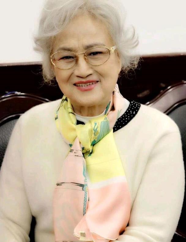 王文娟过了90岁美得更"精彩",穿慵懒范西装配白鞋,元气优雅