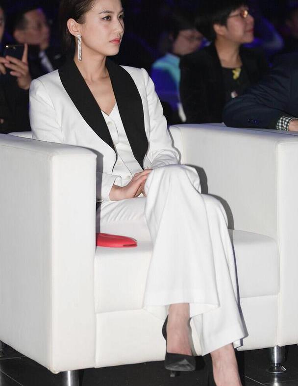 黄圣依真是飒姐简单白色西装套装都穿出霸气感气质太高级