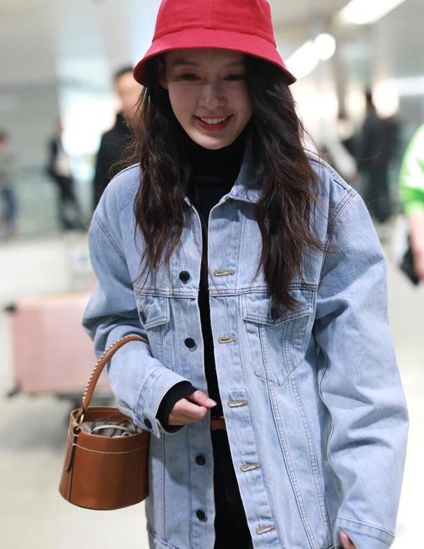 李沁戴小红帽真可爱穿牛仔外套内搭一身黑走机场天然脸就是美