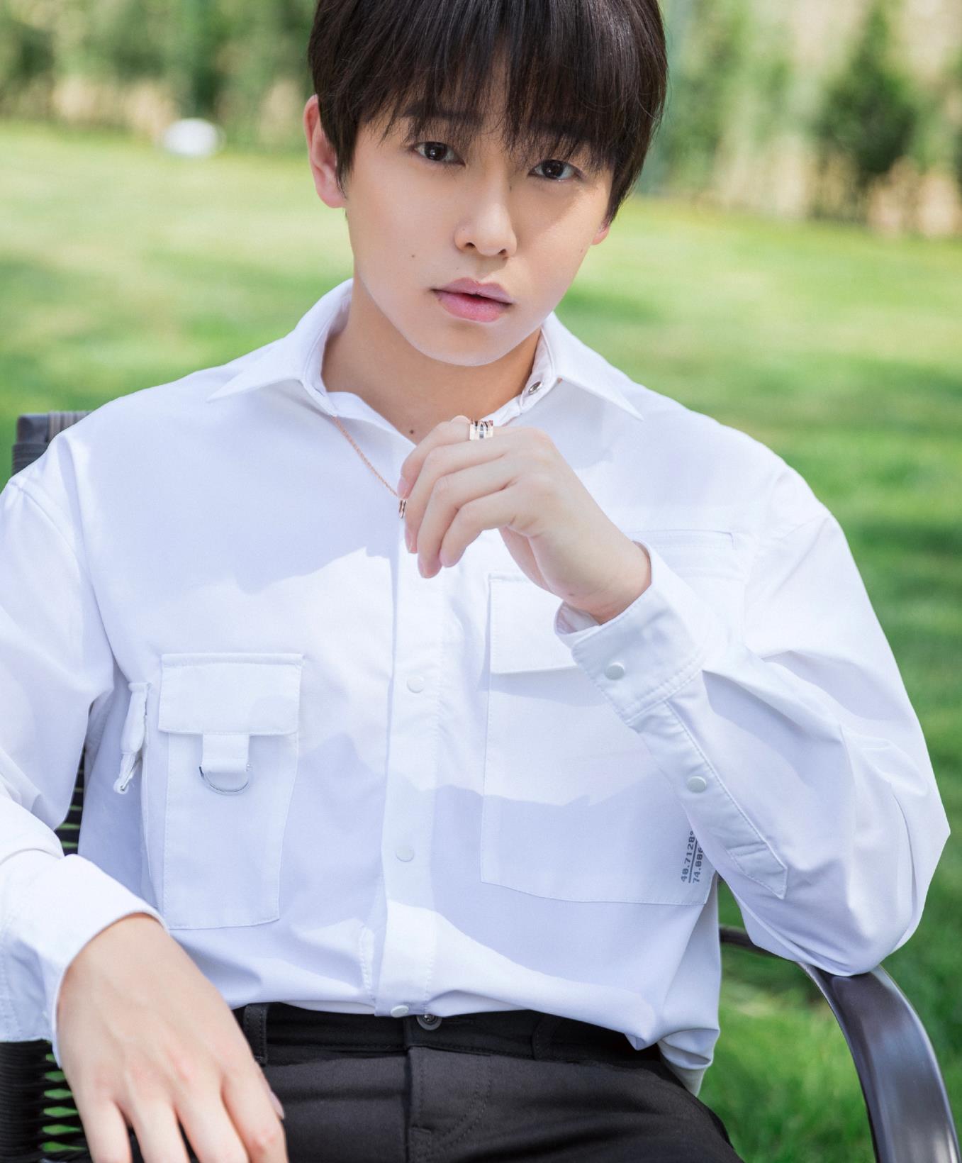 彭昱畅最新复古造型,蓬松的刘海 黑白花衬衫,花花公子既视感|彭昱畅