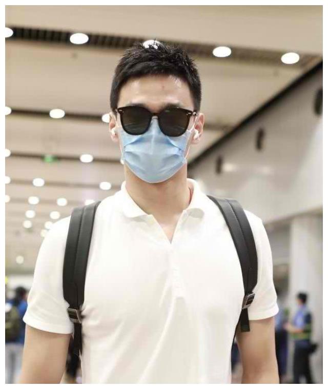 孙杨被禁赛后,首次露面!戴墨镜口罩,他还是那么帅