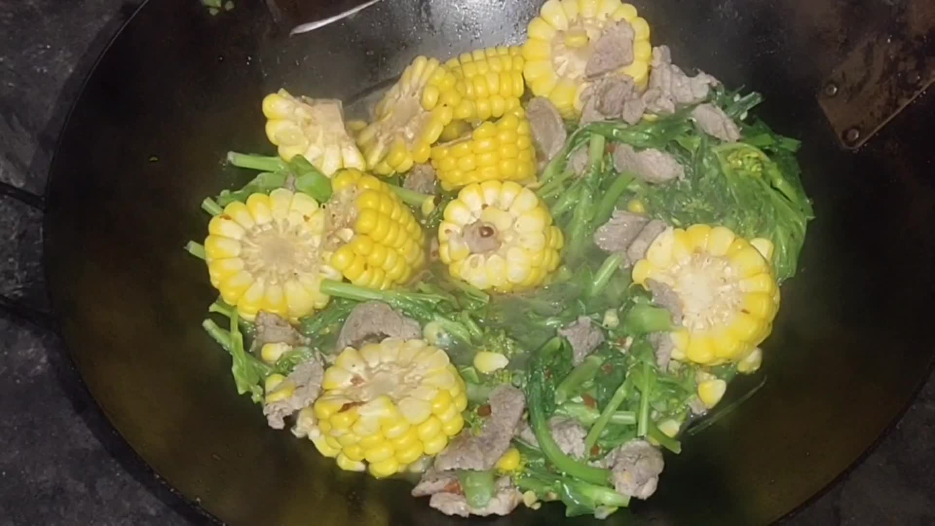 农村小佘花一分钱买的甜玉米,制作火锅居然这么好吃,太诱人