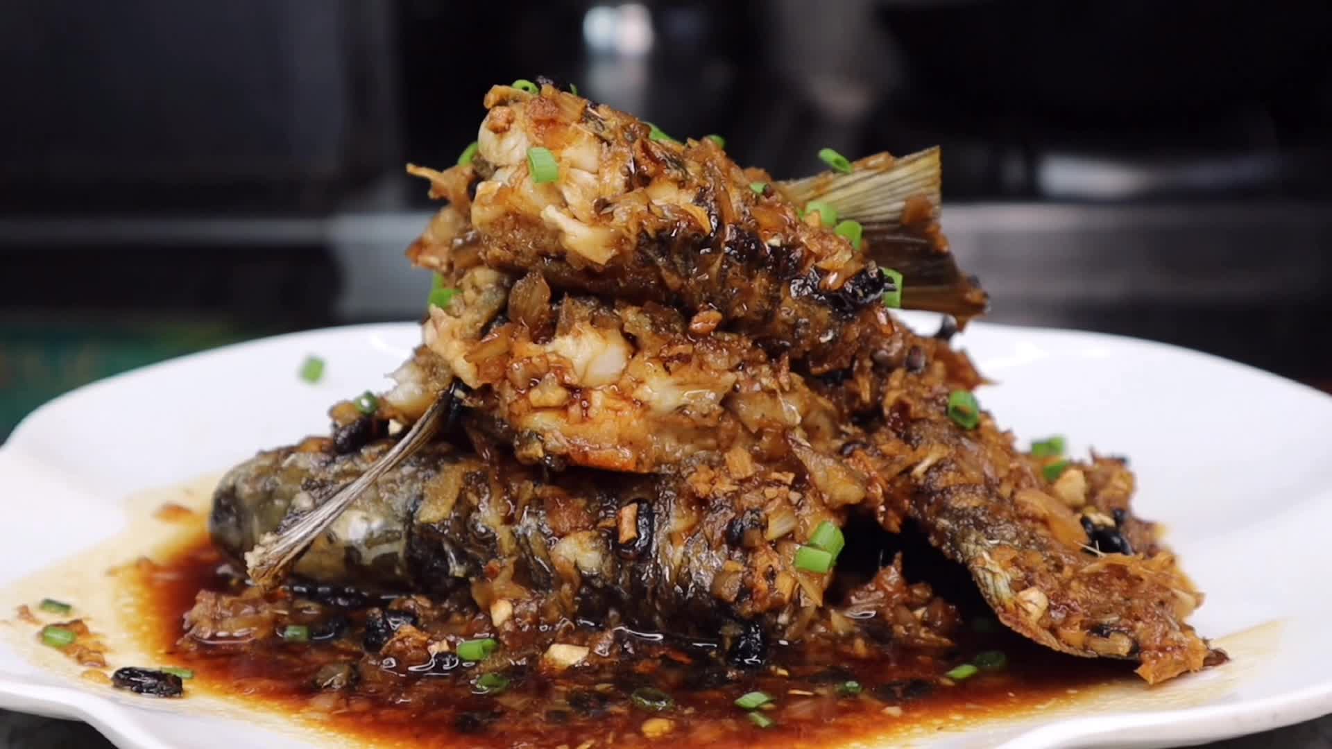 广东比较有名的豆豉鲮鱼做法传统,连骨头都能吃完,非常下饭