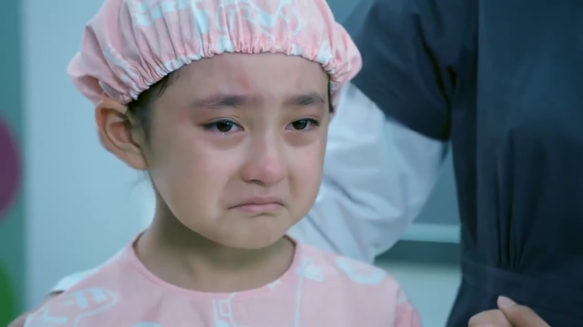 医生女孩哭着不要打针不料医生一个眼神太温柔了