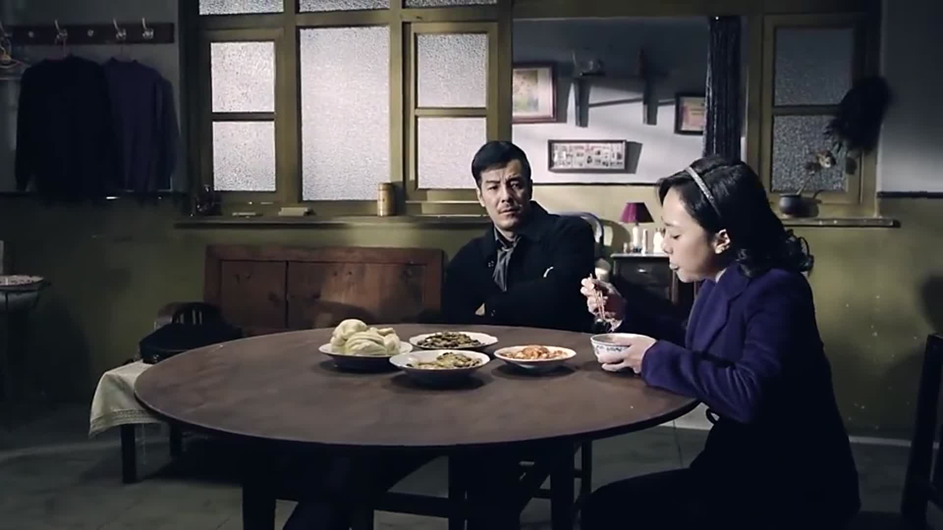 情满四合院许大茂回家和秦京茹聊天告诉秦京茹自己要去检票了