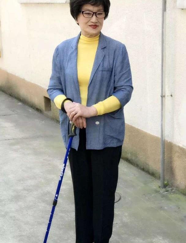 王文娟过了90岁美得更"精彩",穿慵懒范西装配白鞋,元气优雅