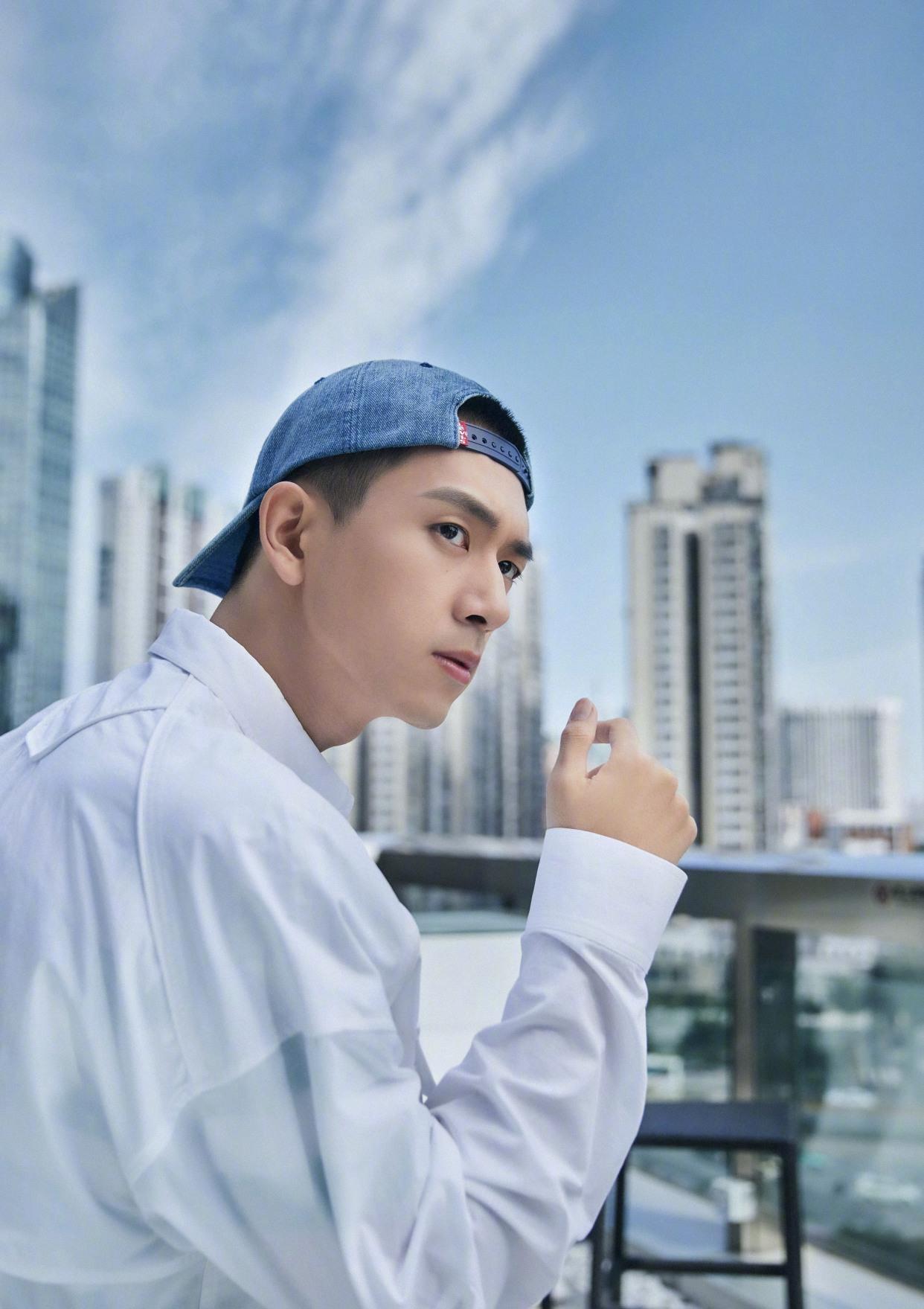 李现简约休闲的白衣牛仔,棒球帽,运动鞋,俊逸清新的大男孩气息