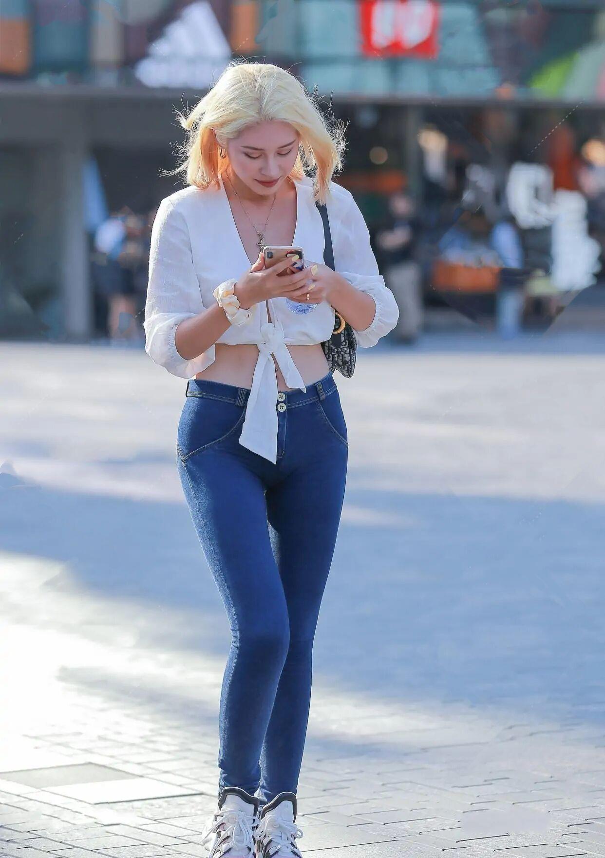 又火了一款"无痕"牛仔裤,时髦又遮肉,大家激情满满!