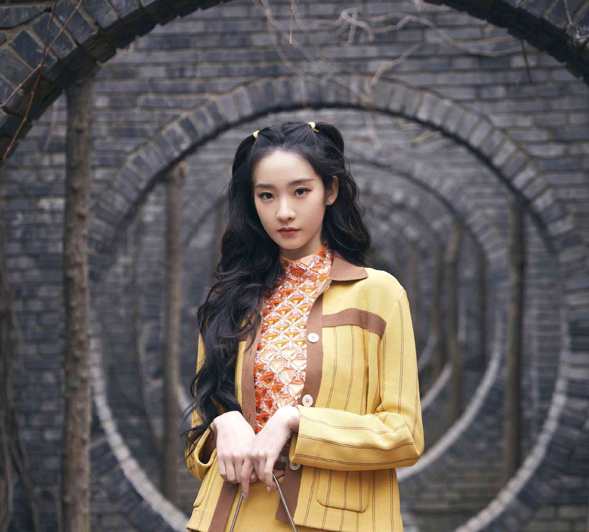 芭蕾少女张艺凡大秀漫画腰,杨幂却道歉!黄色皮裙凹一米二大长腿