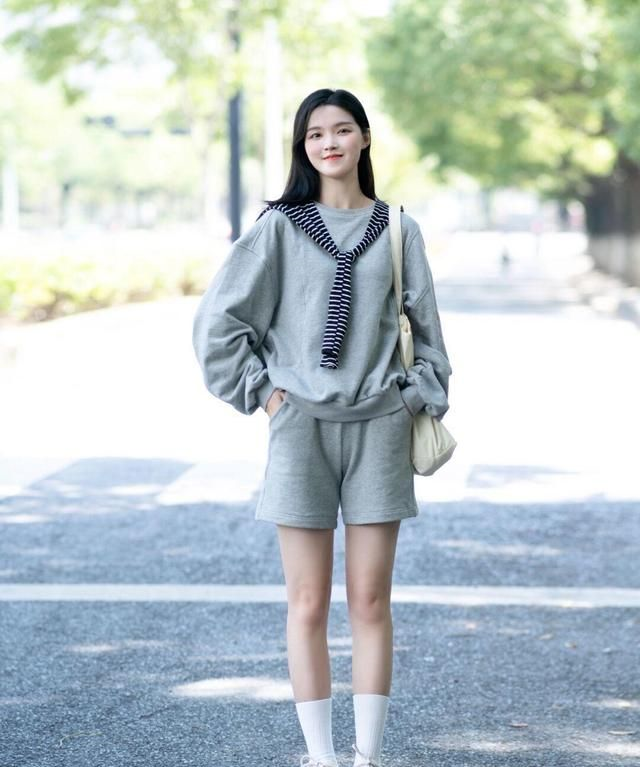 甜系少女秋季穿搭展示打扮简单却舒服化身时髦精slay整个秋天