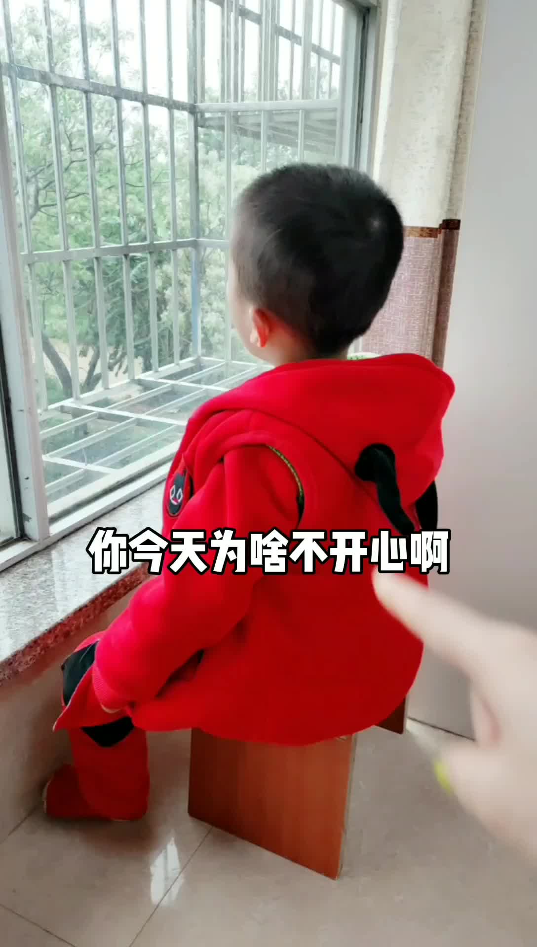 这孩子太调皮，老师不打你屁股才怪。_新浪新闻