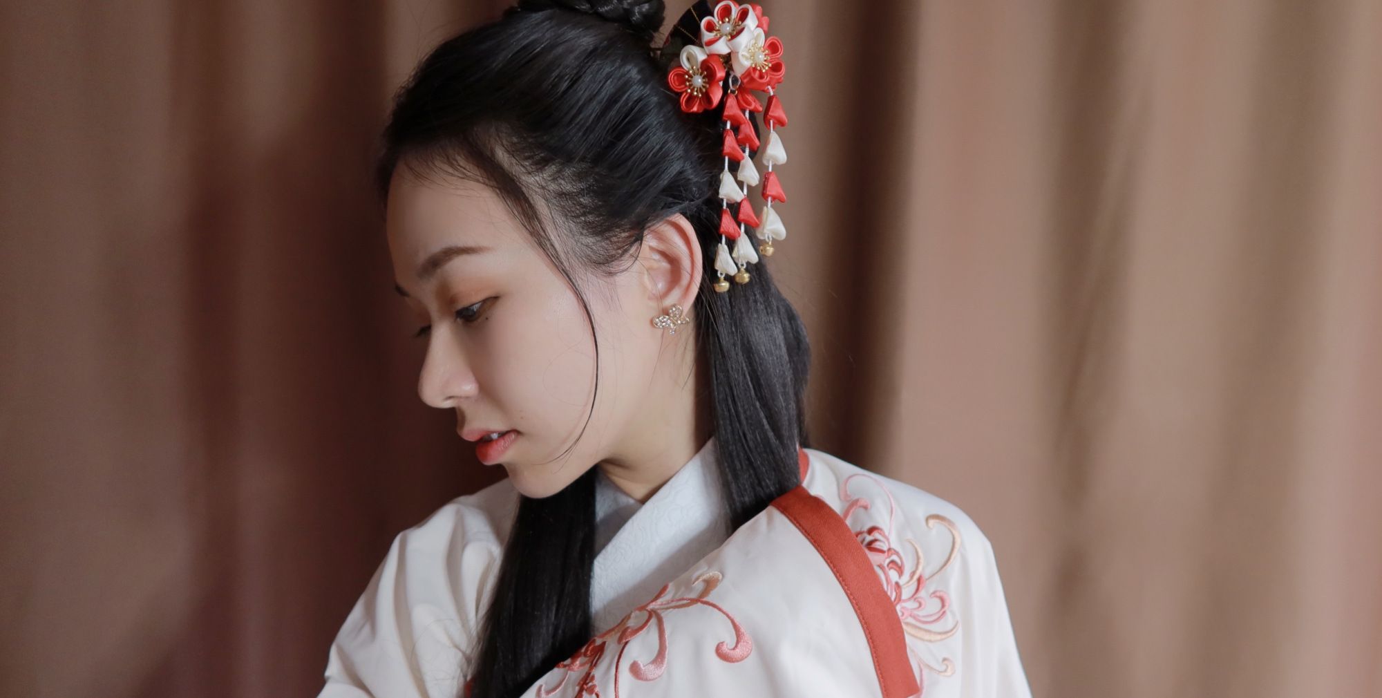 这古典美女的侧脸也太美了吧!古装就是显气质,穿上秒变窈窕淑女