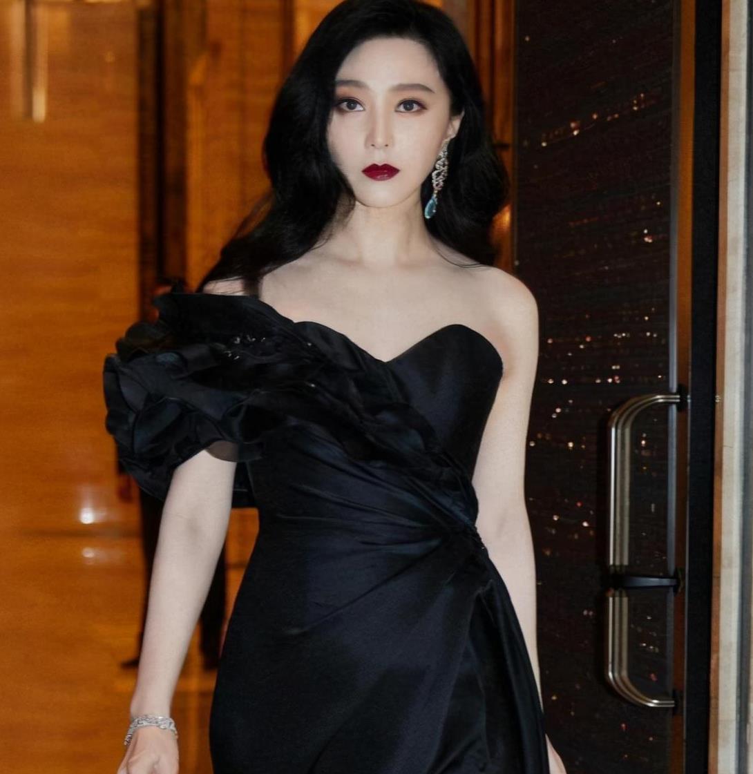 范冰冰这次造型抢镜了,大波浪搭黑色抹胸裙气场强大,不愧是范爷