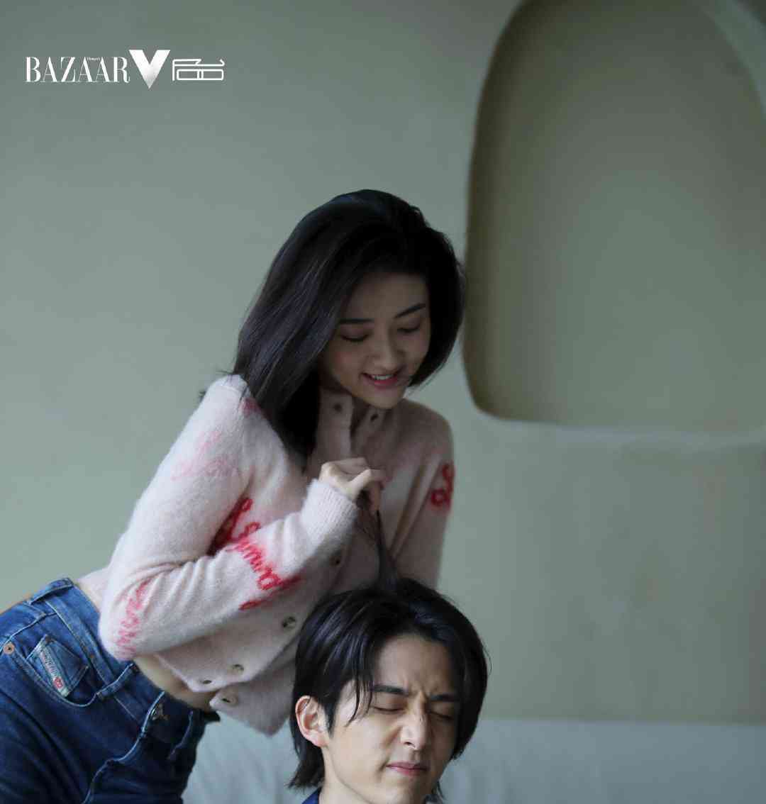 梁洁,张新成一日情侣生活写真,短开衫牛仔裤甜蜜互动,太甜了