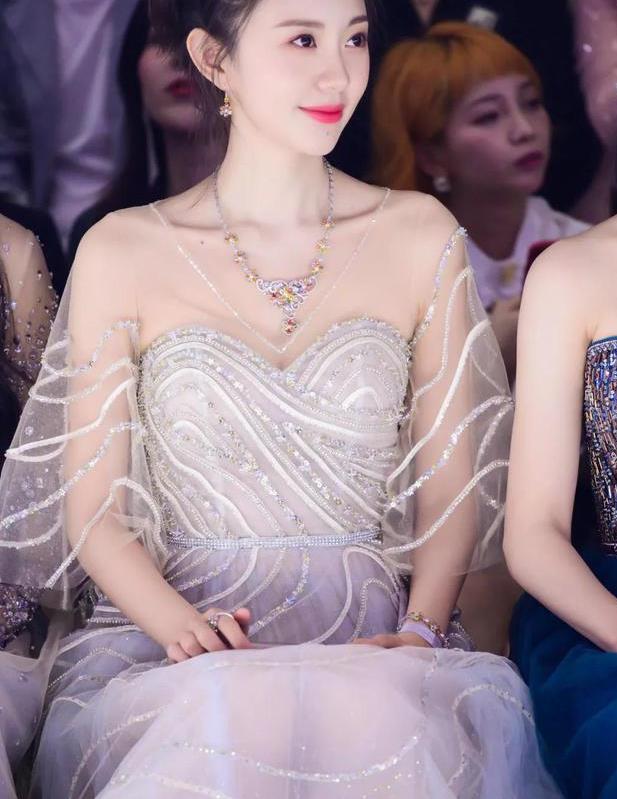 孙耀琦身材苗条面容姣好美人一个