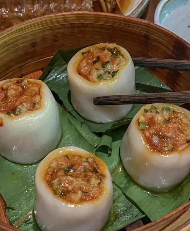 炊圆-将糯米磨成细粉,揉成软糯的外皮,中间包上肉馅,就变成了炊圆