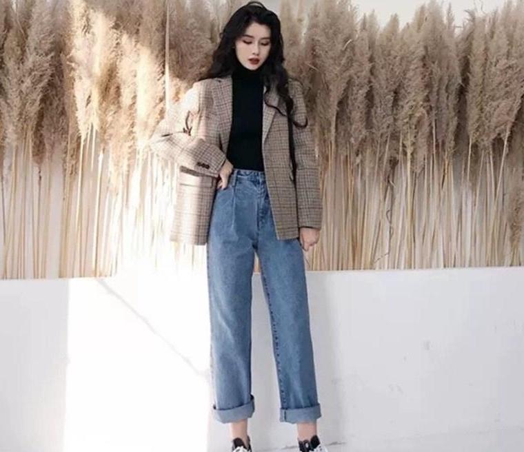 西装搭配直筒牛仔裤