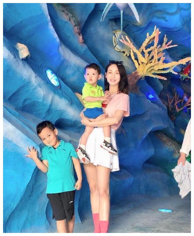 闫博雅(见图四),奥运冠军王皓的妻子,曾是一名舞蹈演员,与王皓完婚后