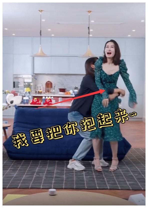刘涛直播中抱起刘敏涛转圈,忘了她穿的是裙子,这腿引起了关注