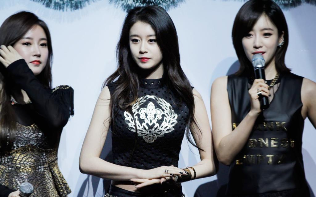 皇冠团tara朴智妍,身穿黑色镂空无袖衫,个性十足