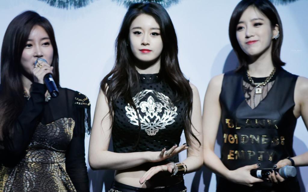 皇冠团tara朴智妍,身穿黑色镂空无袖衫,个性十足