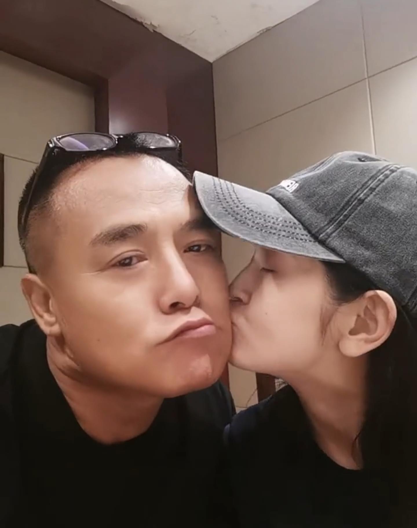 黑子被已婚女星吻侧脸行为亲密引争议本尊回怼称其是闺女