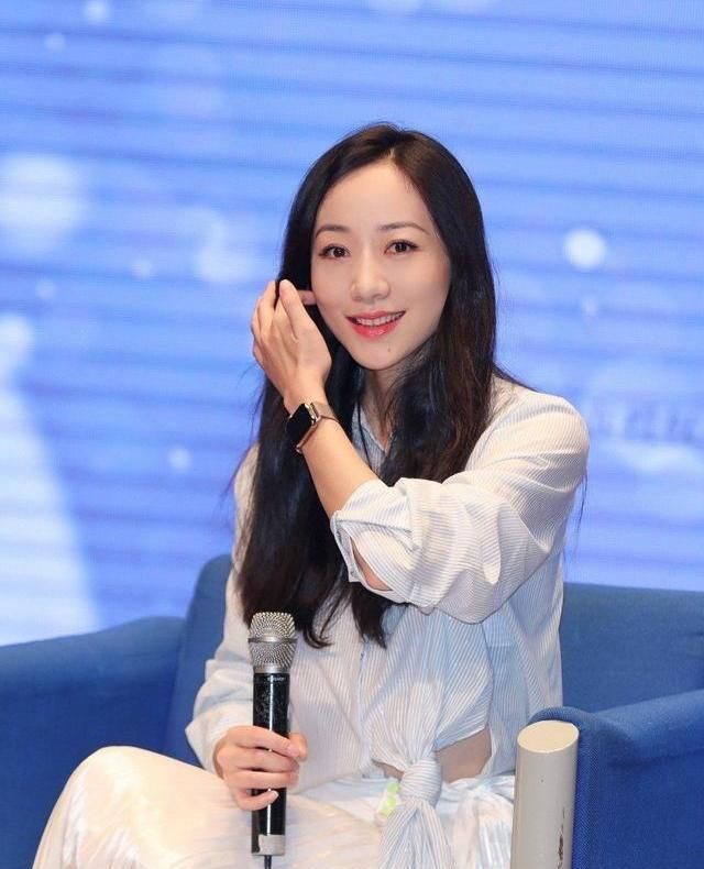 韩雪的知性优雅穿搭 充满知性女性的独特魅力