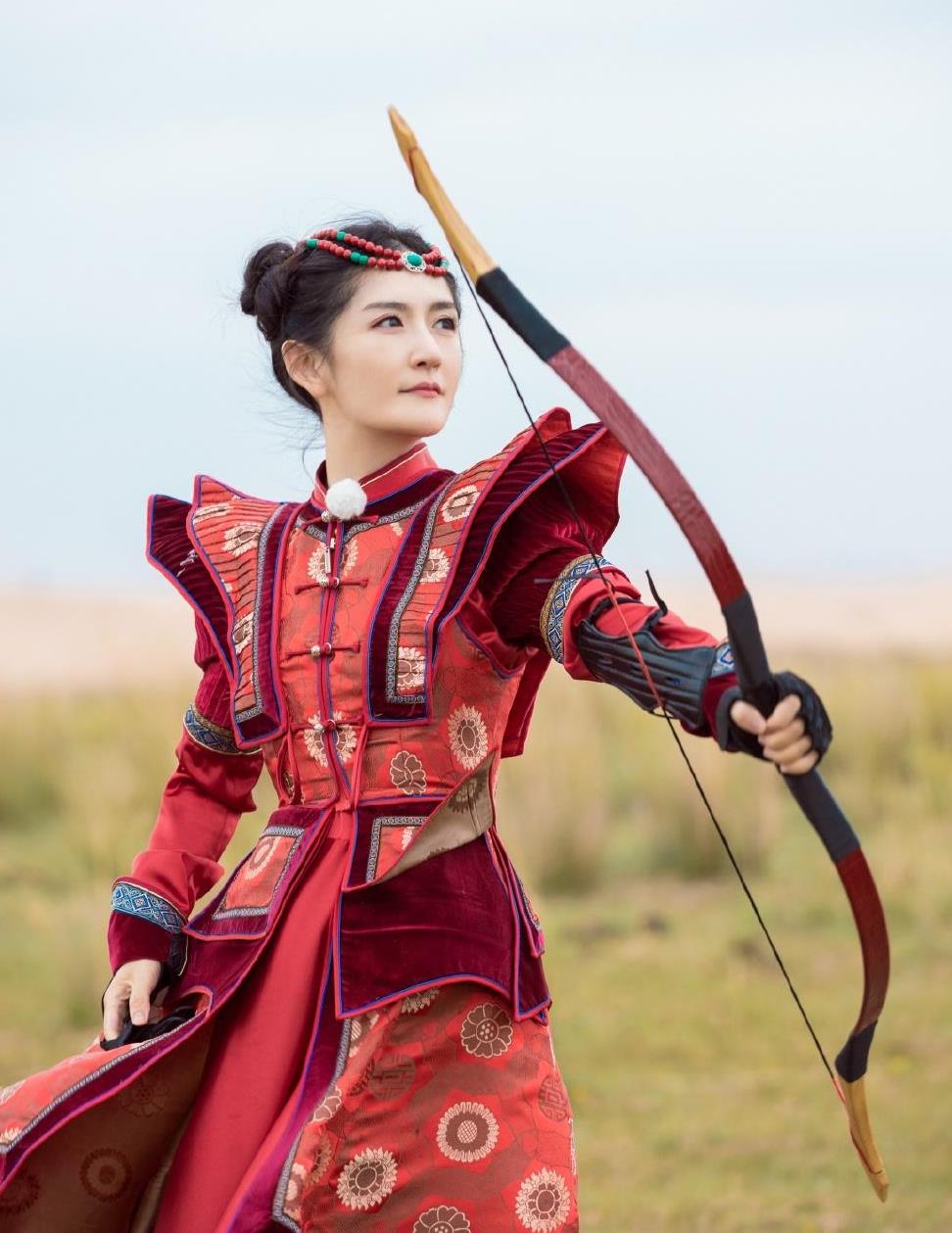 谢娜变"草原小公主",穿红色民族服装绑哪吒头,明艳又俏皮_高清图集