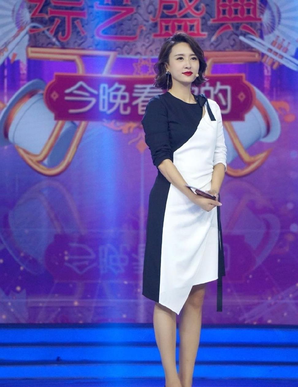 著名主持人张蕾气质真高级一袭蓝色连衣裙优雅端庄灵动浪漫