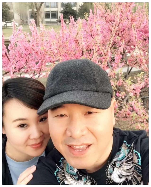 父子都是演员,儿子长得比他帅,他和圈内老婆生的儿女颜值也高