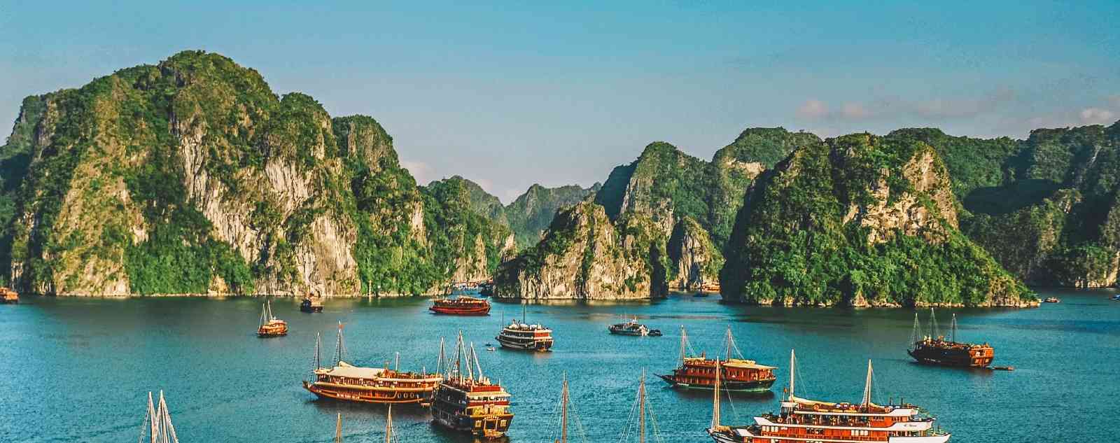 来到下龙湾旅游景区,能够看到的首先就是这里秀丽的山水风光以及二十