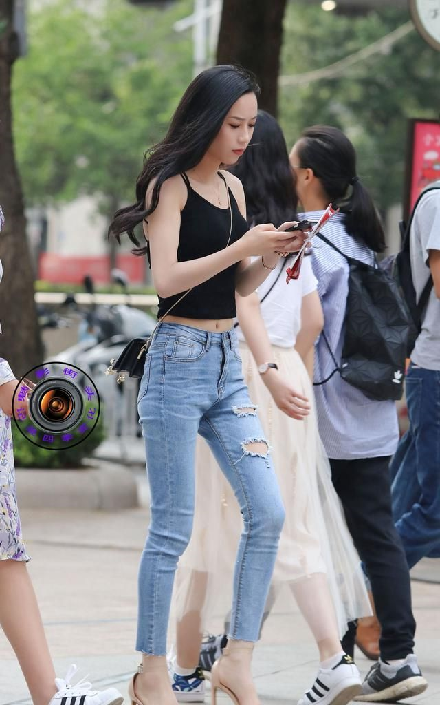 紧身牛仔裤搭配高跟凉鞋美女的简单穿搭修身显腿长提升气质
