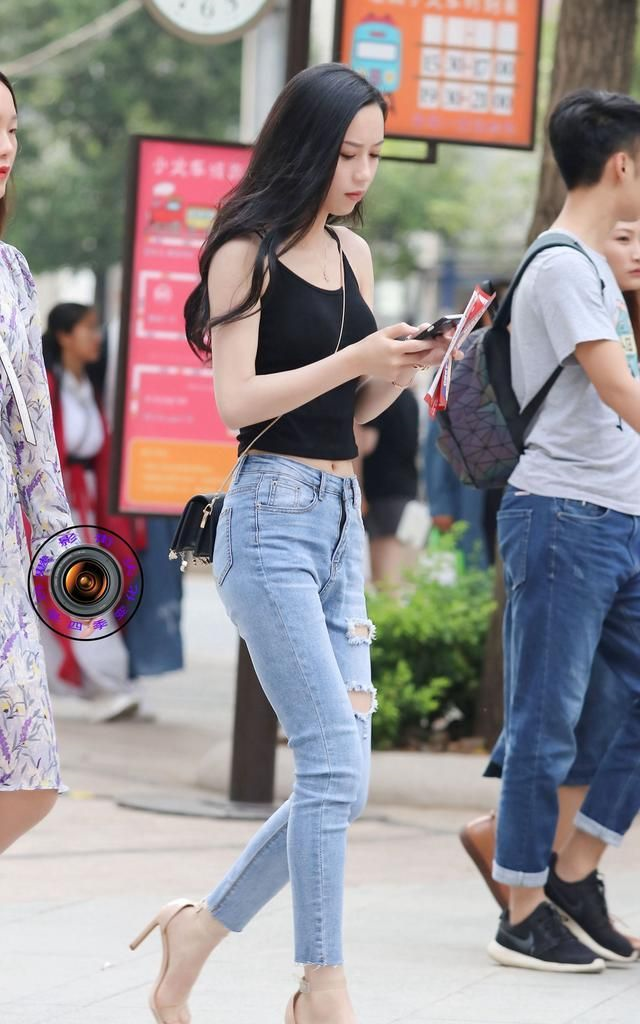 紧身牛仔裤搭配高跟凉鞋美女的简单穿搭修身显腿长提升气质