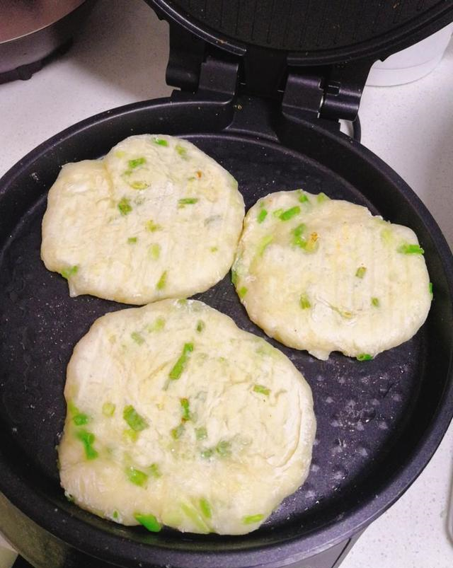 美食看點>正文>10,這樣做的蔥花餅非常好吃,外皮酥脆起層,內裡鬆軟蔥