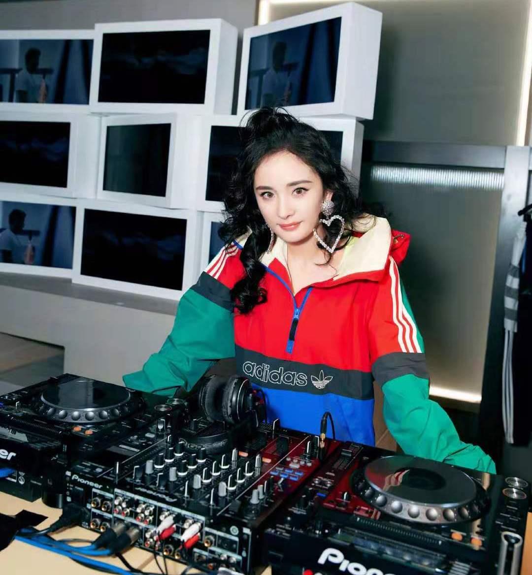 所以担起"带货"称号还真是娱乐圈里数一数二的扛把子.