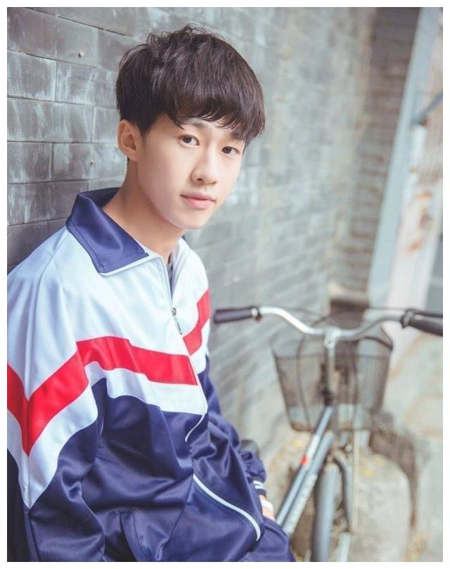 而其中算是公认的前男友就是她的大学同学田明鑫了,15年的时候,周冬雨